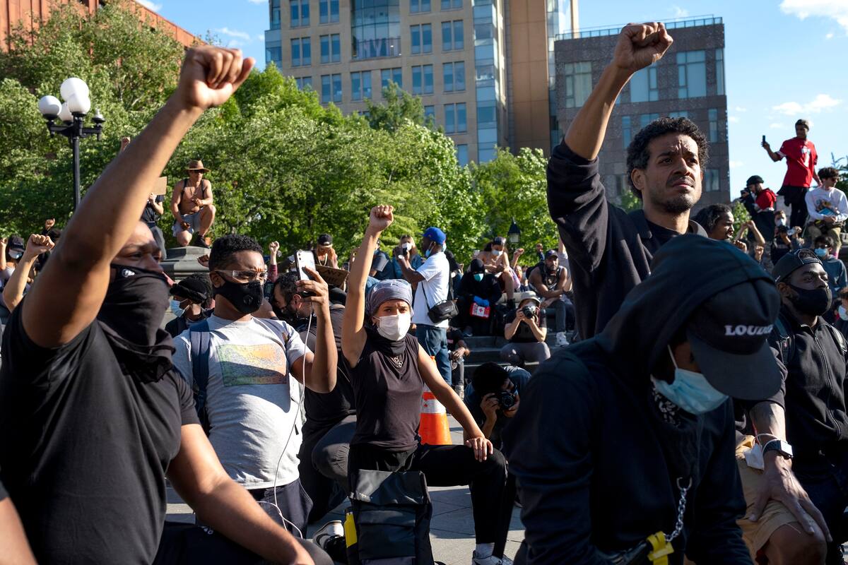 Manifestantes participan en una protesta en el Washington Square Park de Nueva York, el 1 de junio de 2020 contra la brutalidad policial y el racismo. (AP Foto/Craig Ruttle)
