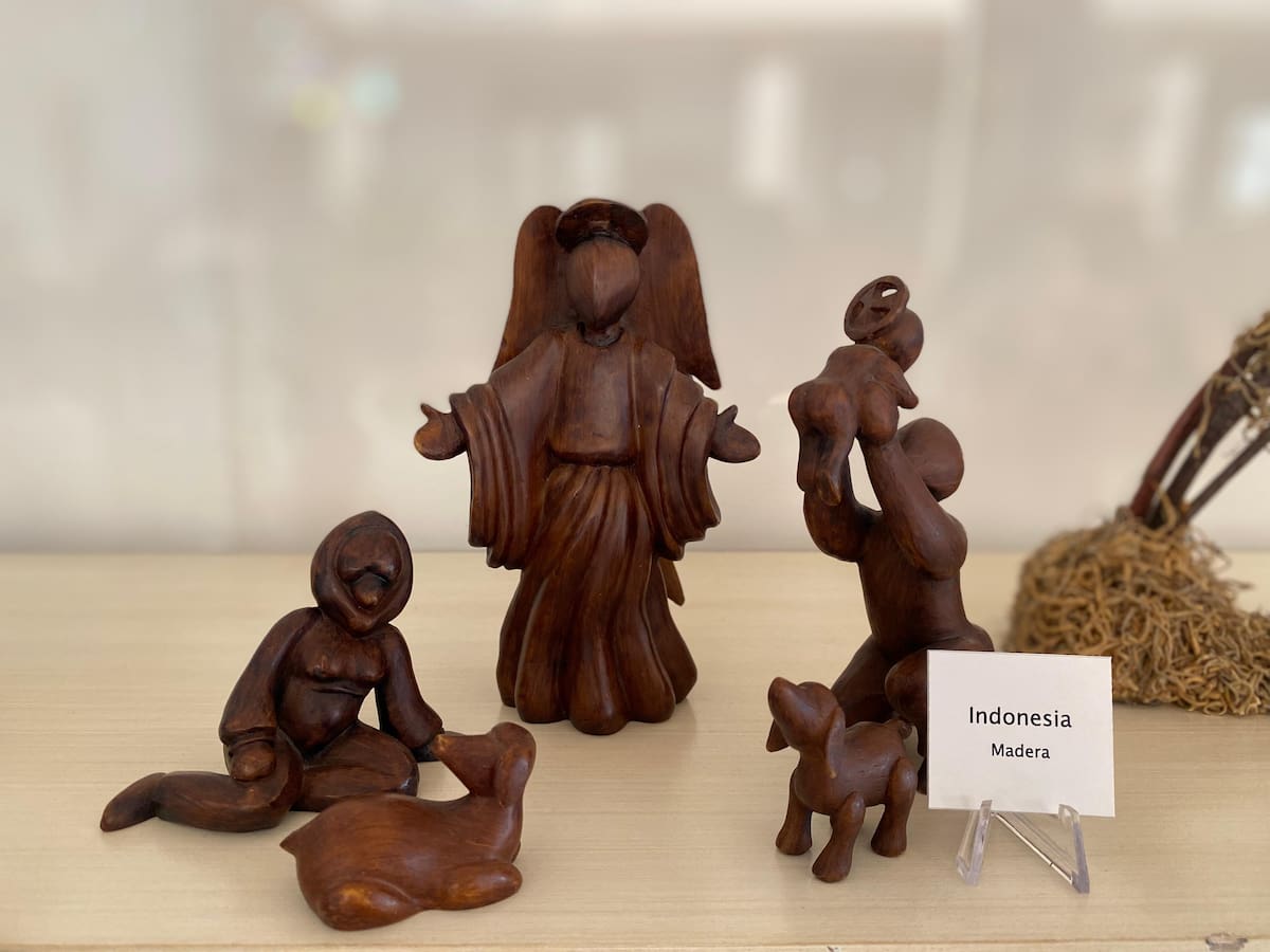 La colección de pesebres surgió en 1989 y desde entonces sigue sumando piezas de diferentes países cada año donde se destacan las figuras artesanales