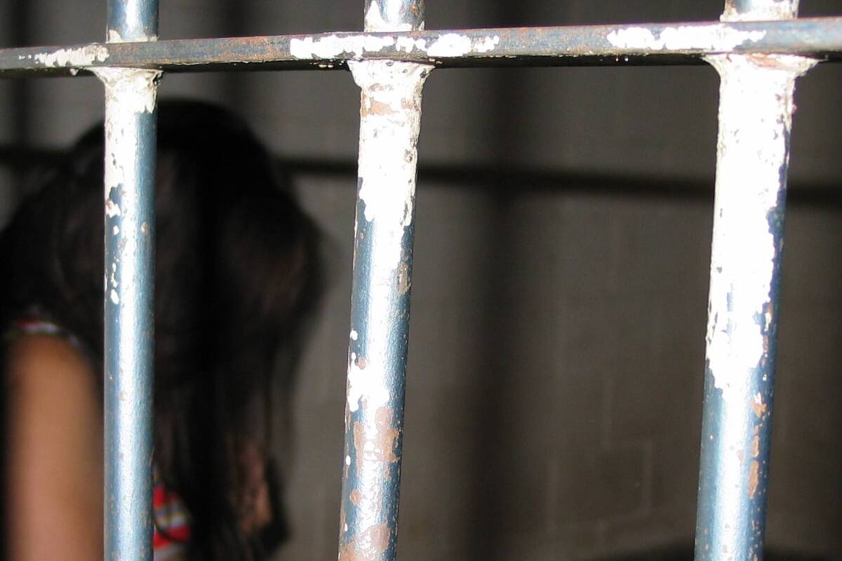 Mujer es acusada de amenazar con machete a un joven para robarle su celular en Solidaridad, Hermosillo