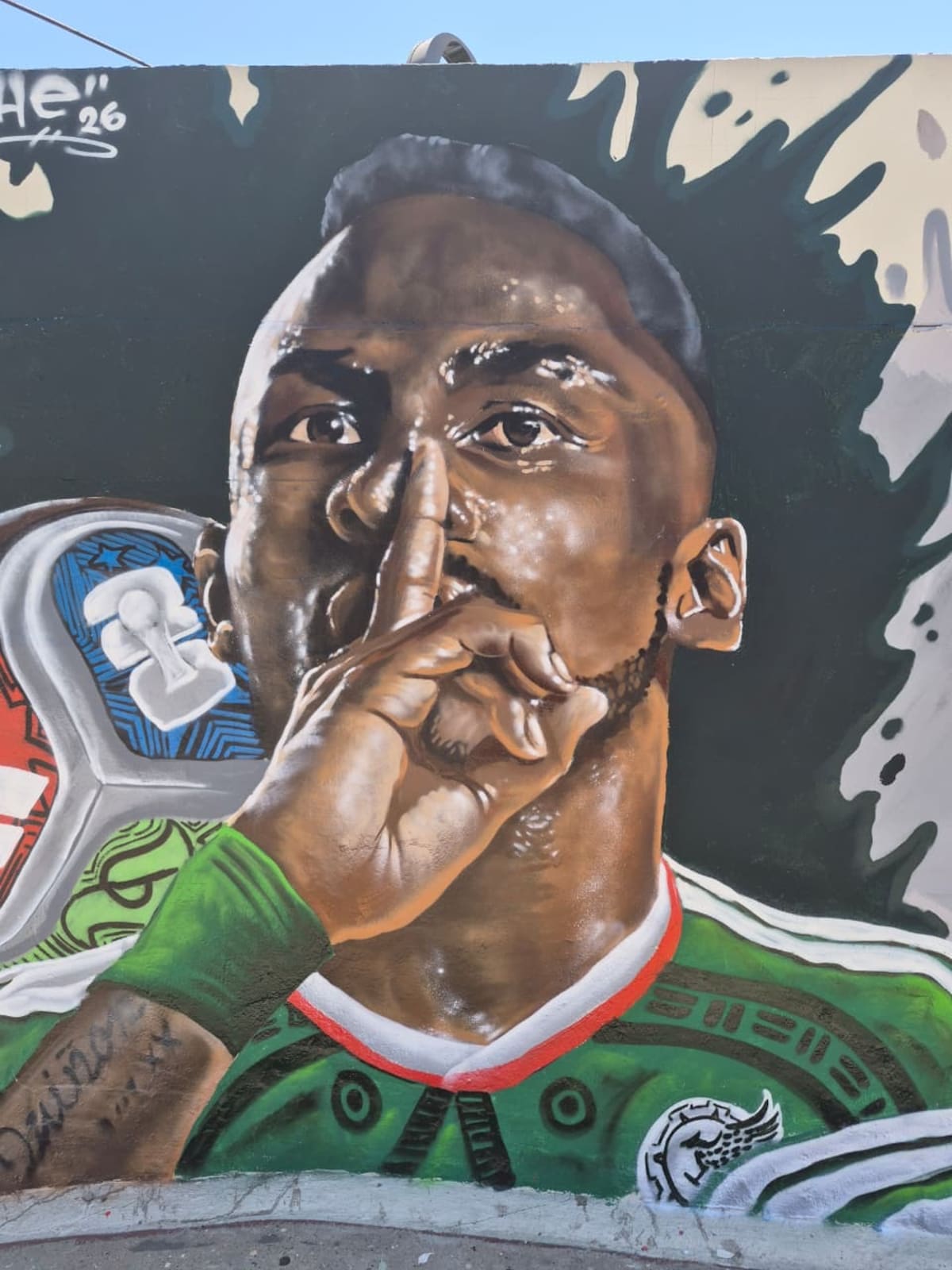El artista urbano Noche ADN plasmó a tres figuras de la Selección Mexicana en un mural ubicado en la avenida Ryerson, en reconocimiento a su actuación durante el Mundial de 2026.
Fotos: Border Zoom.