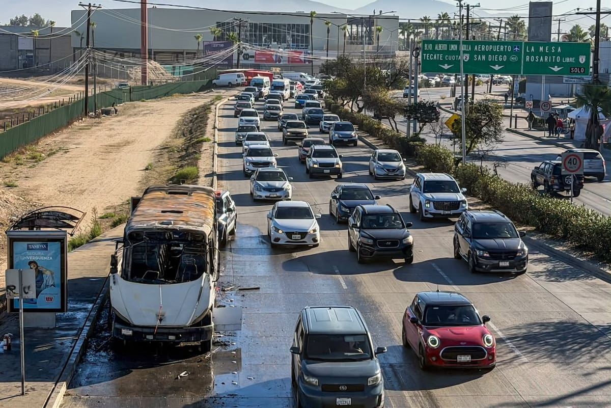 Bomberos sofocaron el incendio de un camión de transporte de personal en la calzada Tecnológico. Foto: Border Zoom