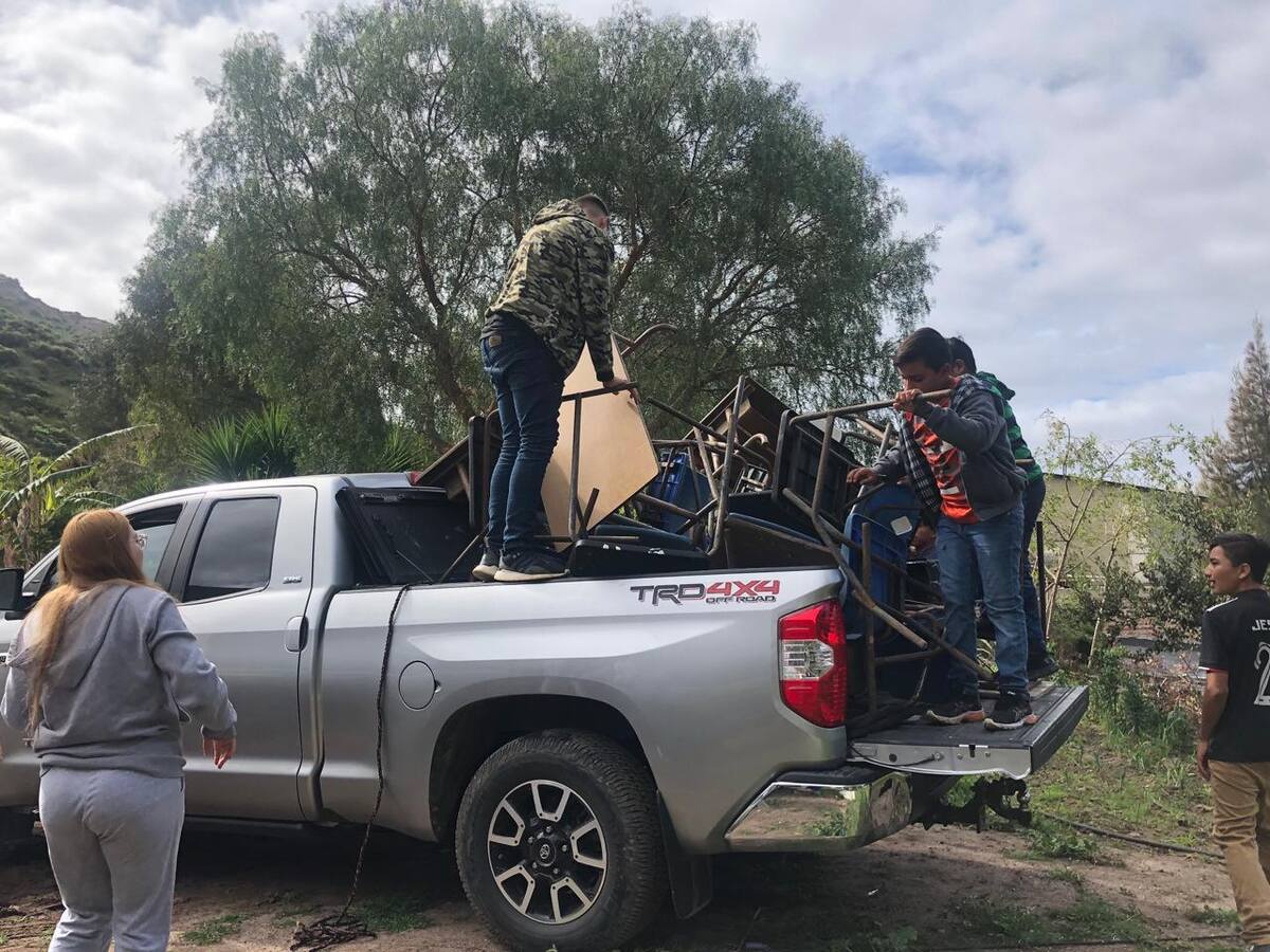 Los mesabancos donados requieren de mantenimiento como pintura y reparación del escritorio.