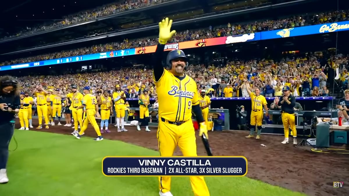 Vinny Castilla se unió a los Savannah Bananas durante el juego en Colorado. (Foto: Captura de pantalla)