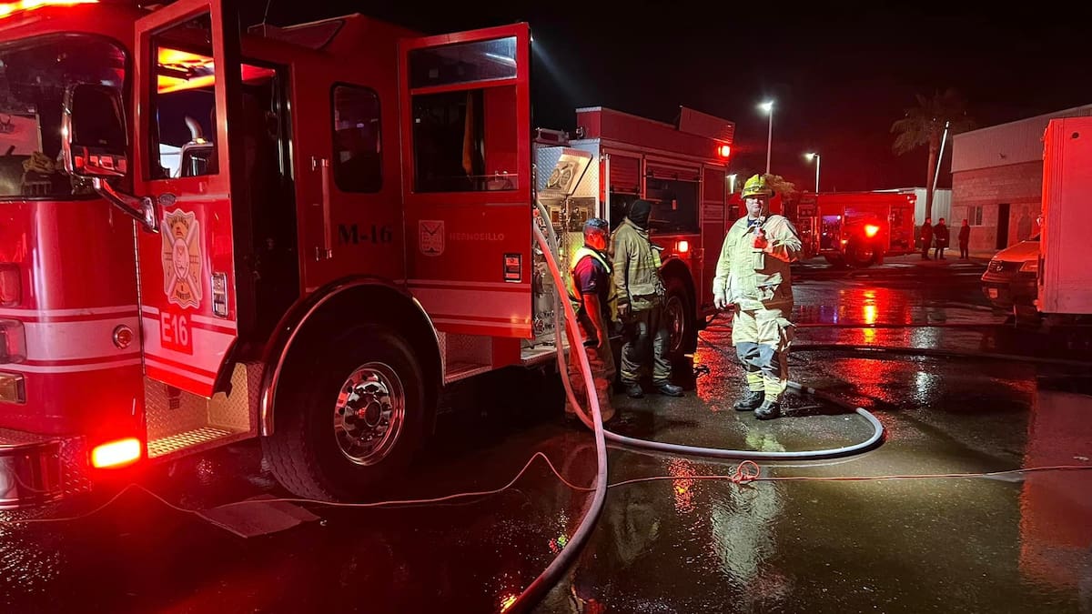 Bomberos de Hermosillo en labores. / Departamento de Bomberos de Hermosillo.