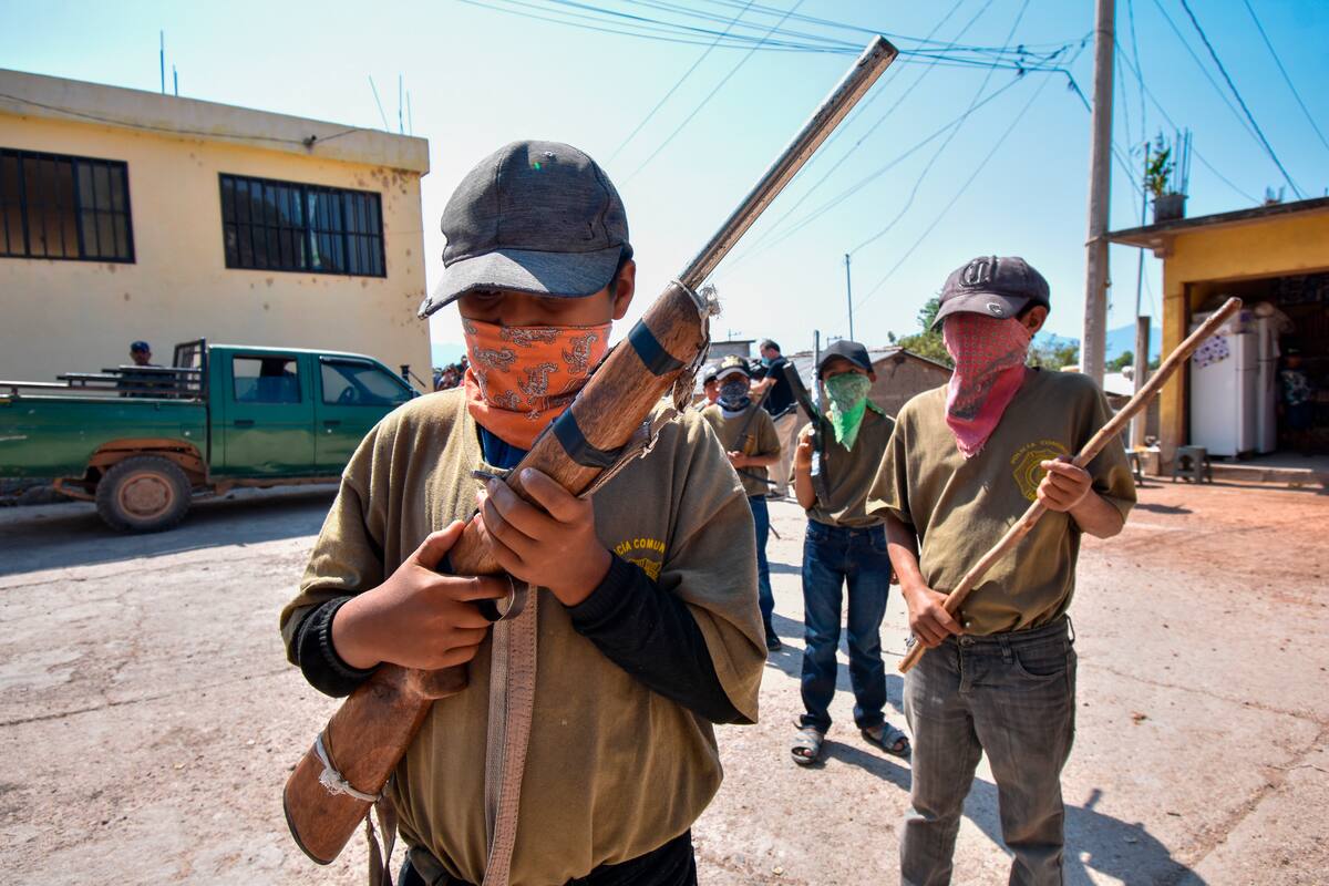 Fotografía que muestra varios menores durante su presentación e integración a la policía comunitaria en el municipio José Joaquín Herrera, estado de Guerrero (México). EFE/ David Guzmán
