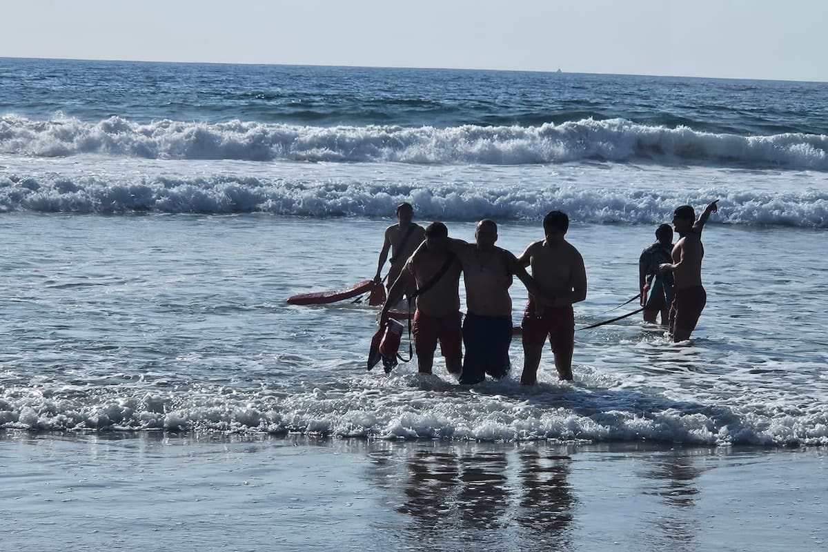 Rescatan a familia de cuatro personas arrastrada por corriente en Playas de Tijuana