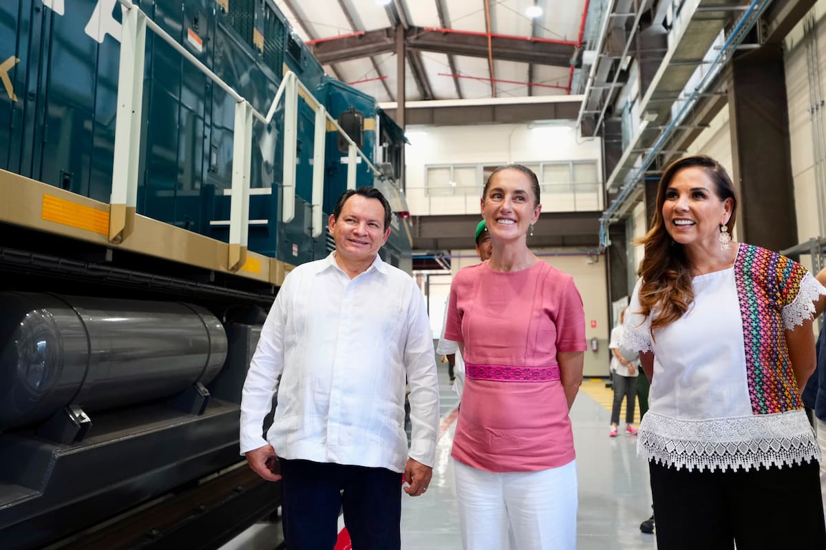 Sheinbaum anuncia la llegada de las primeras 12 locomotoras del Tren Maya de carga, que ya transporta materiales y prevé iniciar operaciones comerciales en 2027