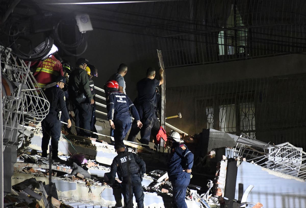 CARACAS, 24 junio, 2026 (Xinhua) Rescatistas laboran en un edificio derrumbado luego de la ocurrencia de dos terremotos, en el municipio de Libertador de Caracas, Venezuela, el 24 de junio de 2026. (Xinhua/Marcos Salgado) (ms) (da) (ah)
