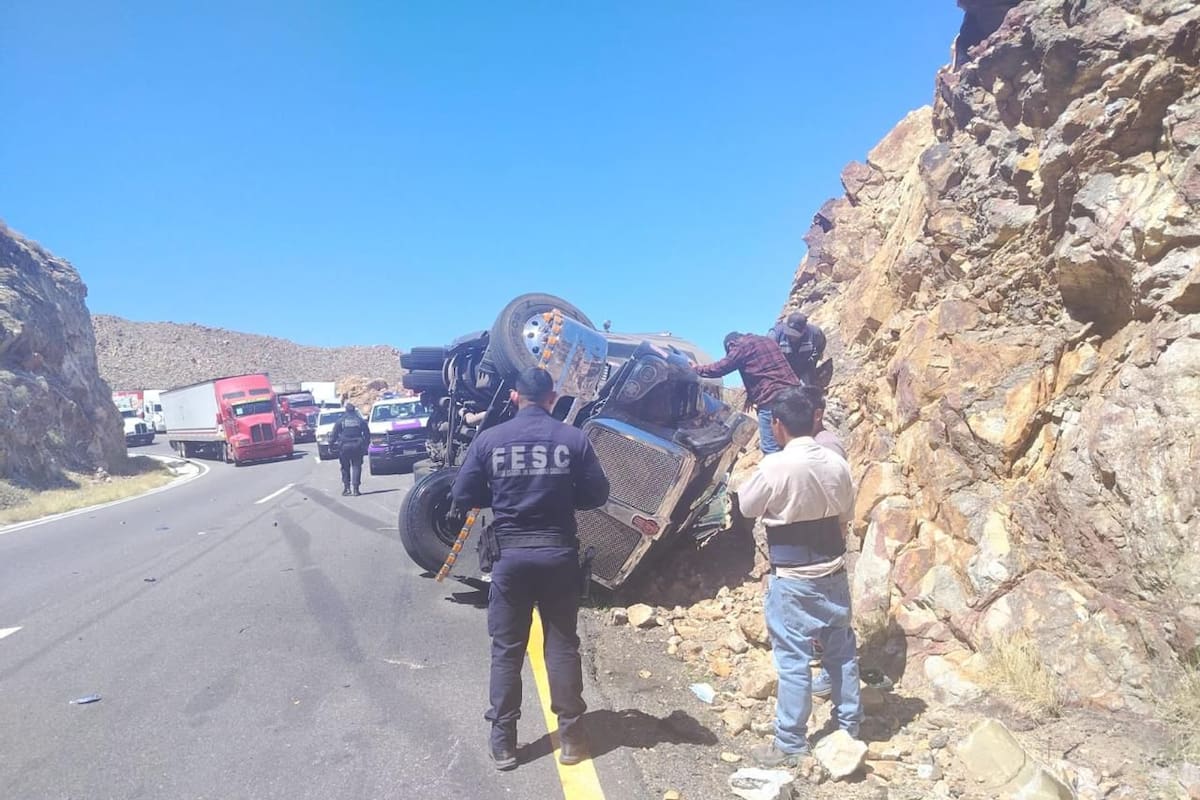 Volcadura de tráiler en La Rumorosa deja a tres personas lesionadas