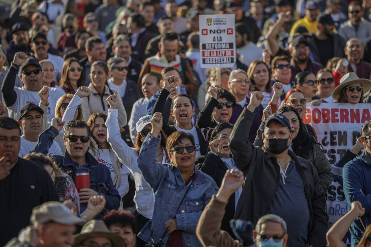 Burócratas realizan paro laboral por reforma al Issstecali: exigen firma de la gobernadora