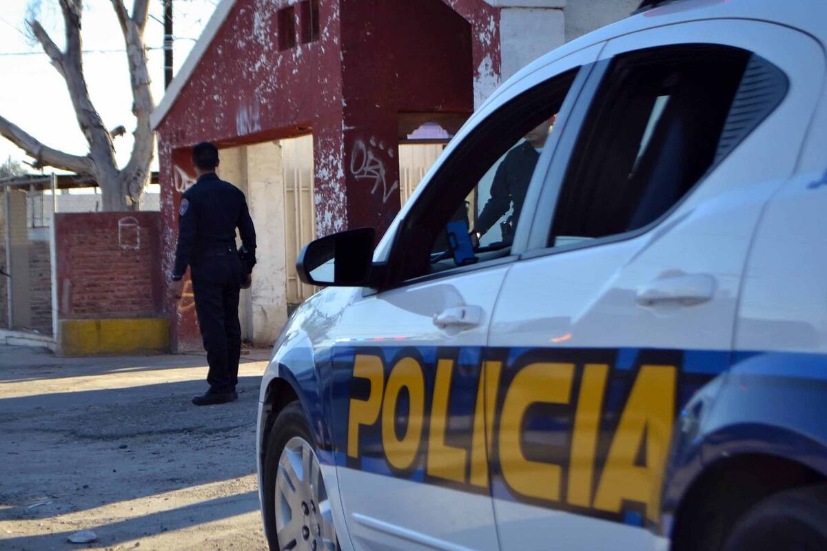 Muere adulto mayor en un auto, al parecer por calor