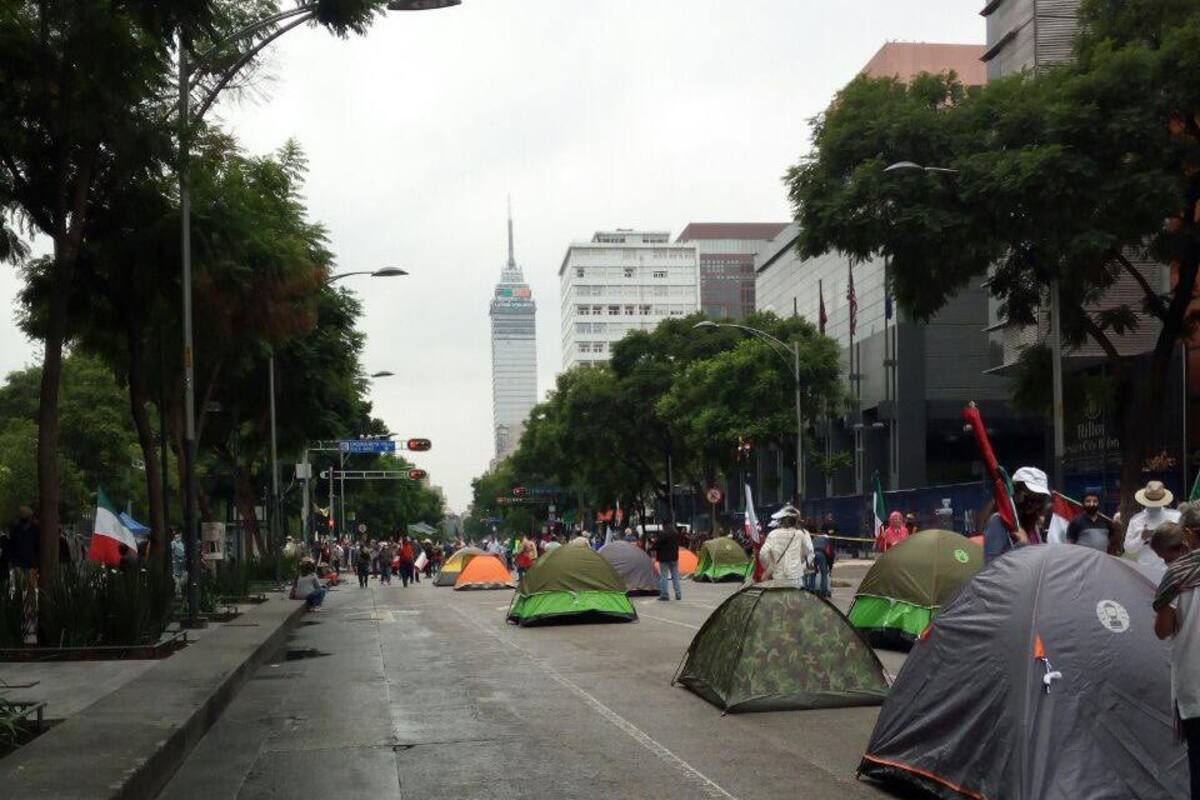 Frente Nacional Anti-AMLO hace plantón en avenida Juárez para pedir renuncia del presidente