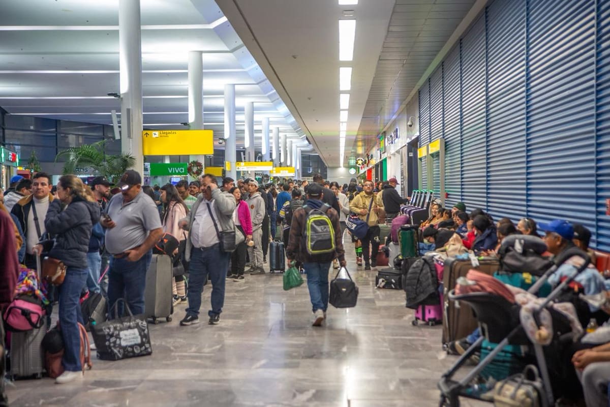 Algunos pasajeros reportaron esperas de más de nueve horas sin hospedaje, información clara ni reprogramaciones confirmadas. Foto: Border Zoom