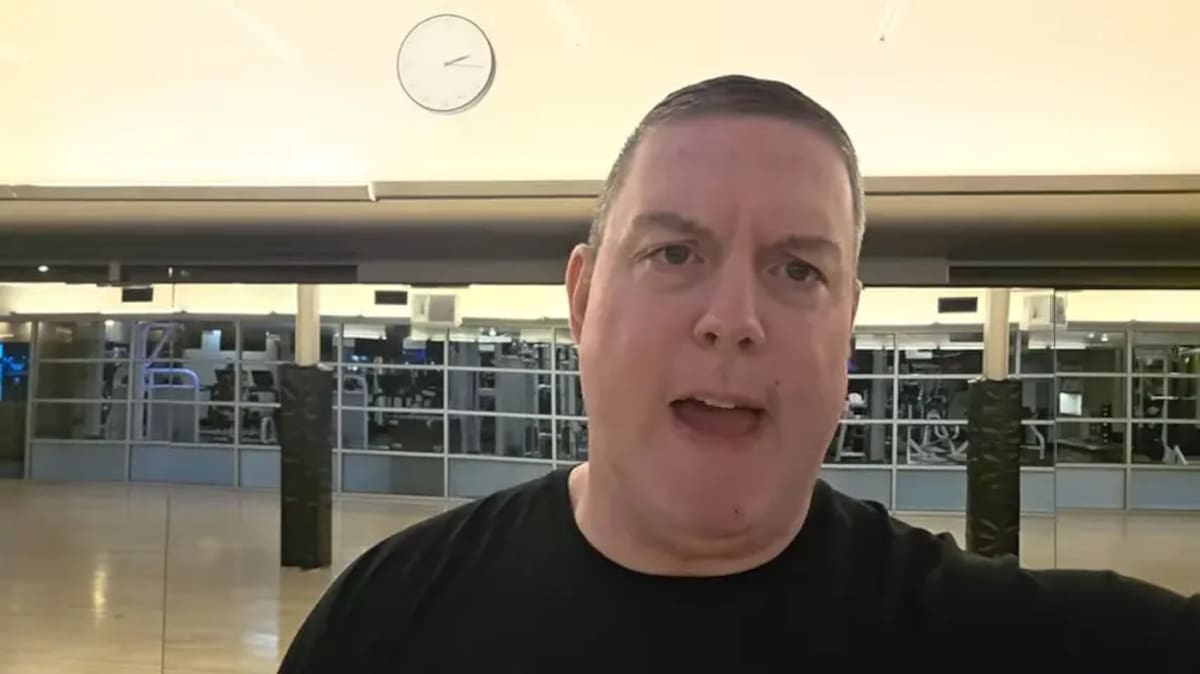 El docente Samuel McVey enfrenta cargos de acoso agravado tras enviar correos con amenazas al distrito escolar y difundir polémicos videos en internet. Foto: Captura de pantalla