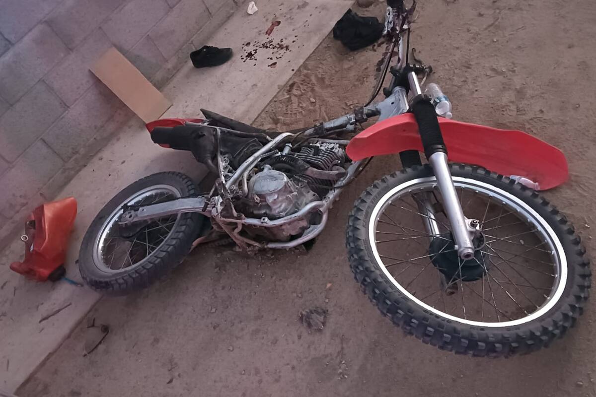 Joven queda fracturado tras chocar su moto