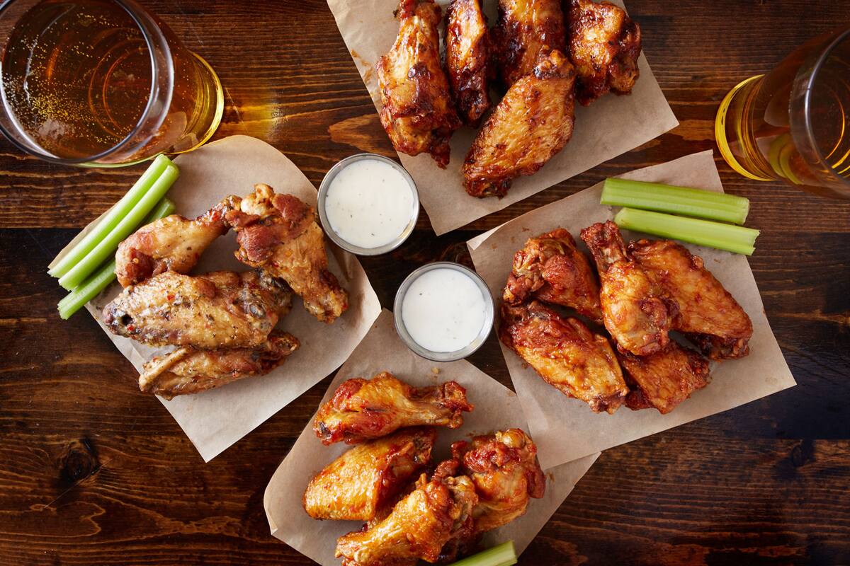 Alitas de pollo, la botana de moda