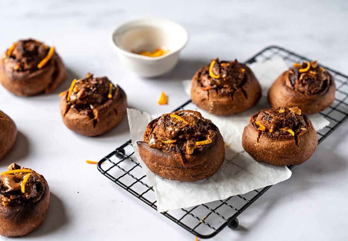 Rollitos de brioche crujientes de chocolate y praliné.