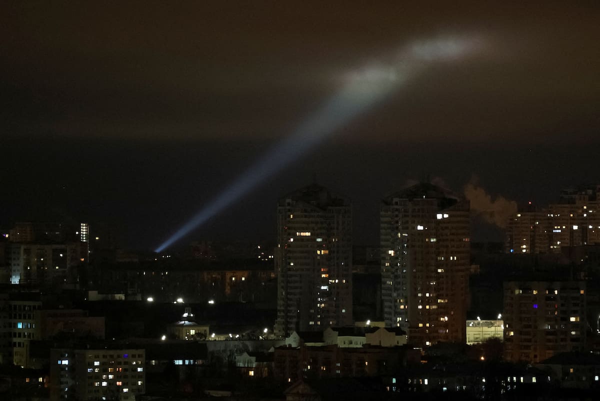 FOTO DE ARCHIVO: Militares ucranianos utilizan un reflector mientras buscan drones en el cielo de la ciudad durante un ataque ruso con drones en Kiev, Ucrania, el 27 de febrero, 2023. REUTERS/Gleb Garanich