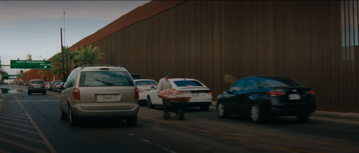 En esta escena Euphoria , aparecen sitios reconocidos de la ciudad, se pueden identificar la zona fronteriza entre Mexicali y Calexico l Foto.. Captura de pantalla HBO MAX