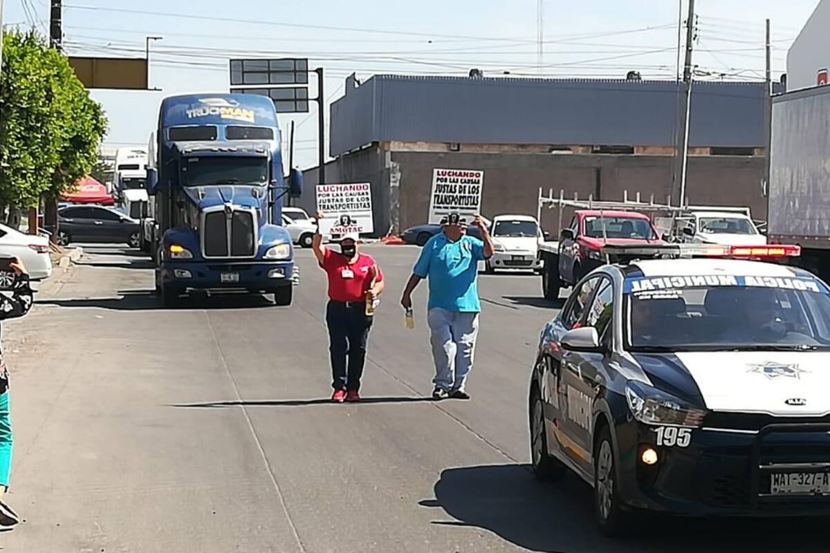 Se manifiestan transportistas; aseguran que aún pagan caseta