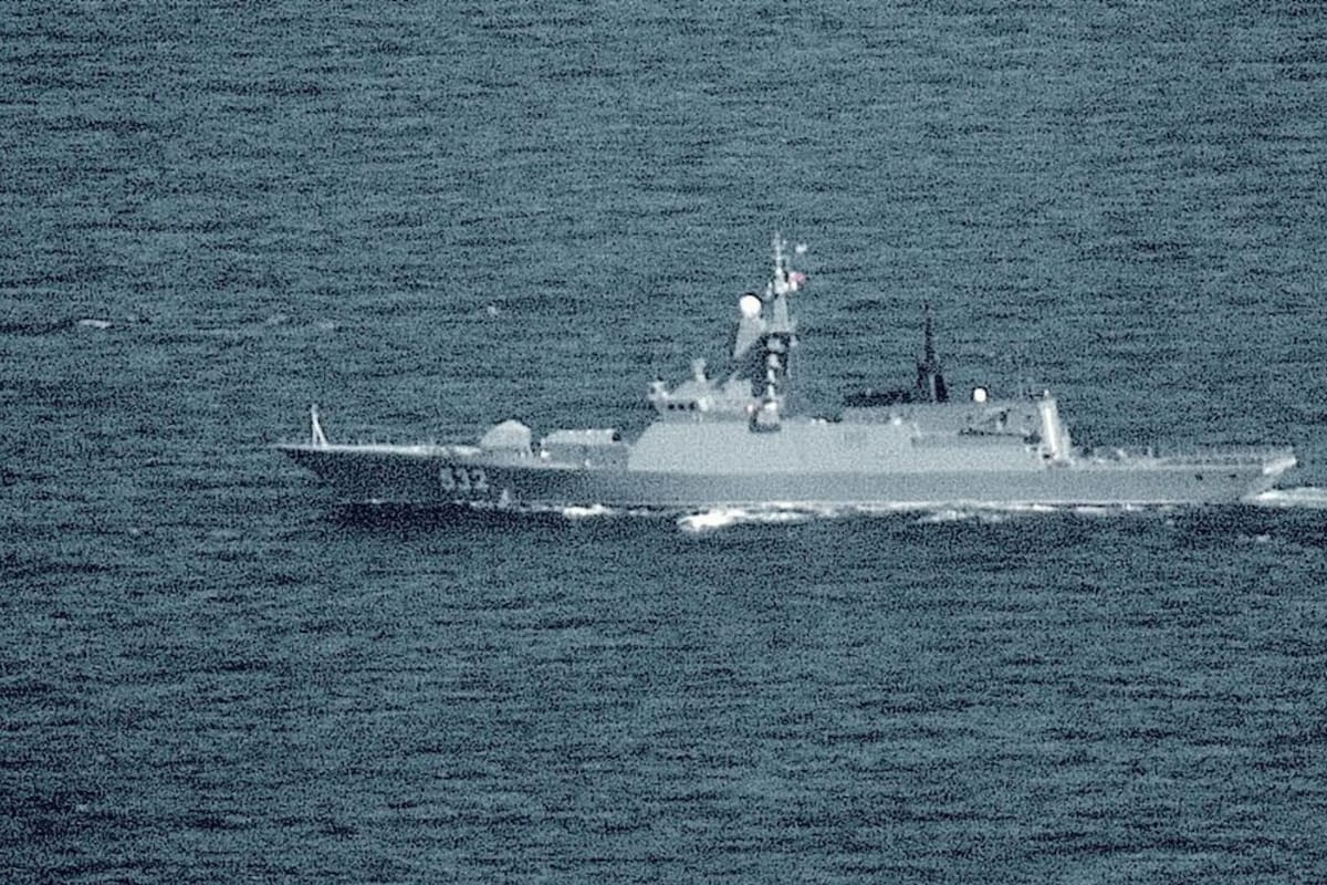 La Armada española desplegó vigilancia naval tras detectar al destructor ruso Severomorsk y un convoy militar atravesando el estrecho de Gibraltar y el litoral gallego, según el Estado Mayor de la Defensa