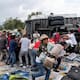 Rapiña en Axapusco: saquean tráiler cargado con pantalones de mezclilla tras volcadura