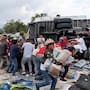 Rapiña en Axapusco: saquean tráiler cargado con pantalones de mezclilla tras volcadura