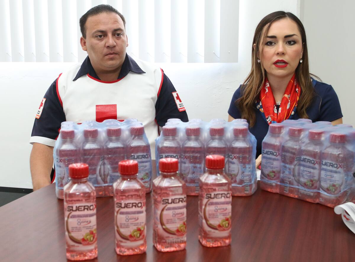 Elementos de la Cruz Roja junto a varias botellas de suero. | Archivo GH