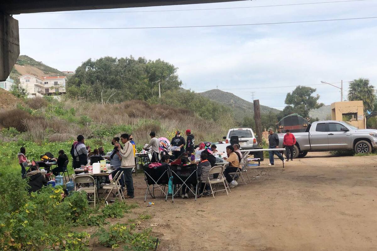 Varias mesas ofertando comida y postres, se colocaron en el sitio.