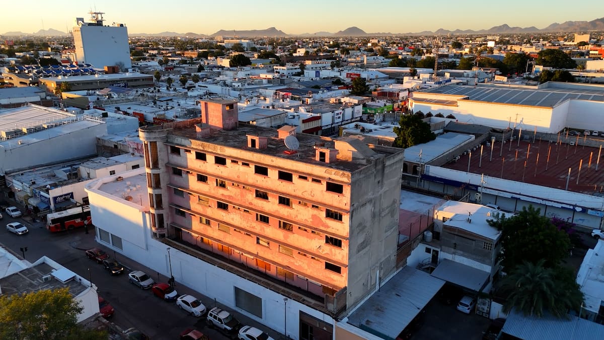 Por sus habitaciones pasaron presidentes, artistas y deportistas; hoy el antiguo Hotel Laval sobrevive como un edificio vacío que guarda la memoria del Hermosillo de mediados del siglo XX.