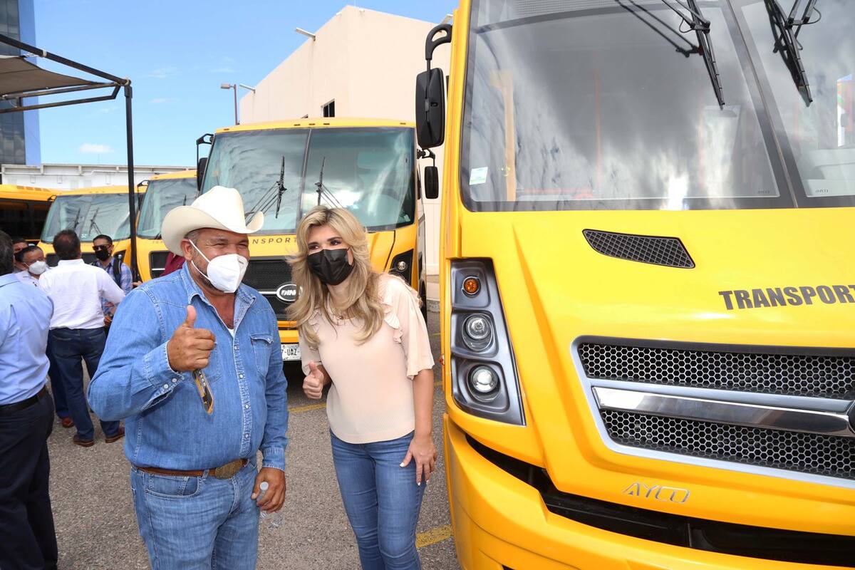 Claudia Pavlovich, gobernadora de Sonora, entrega camiones escolares a alumnos de zonas rurales