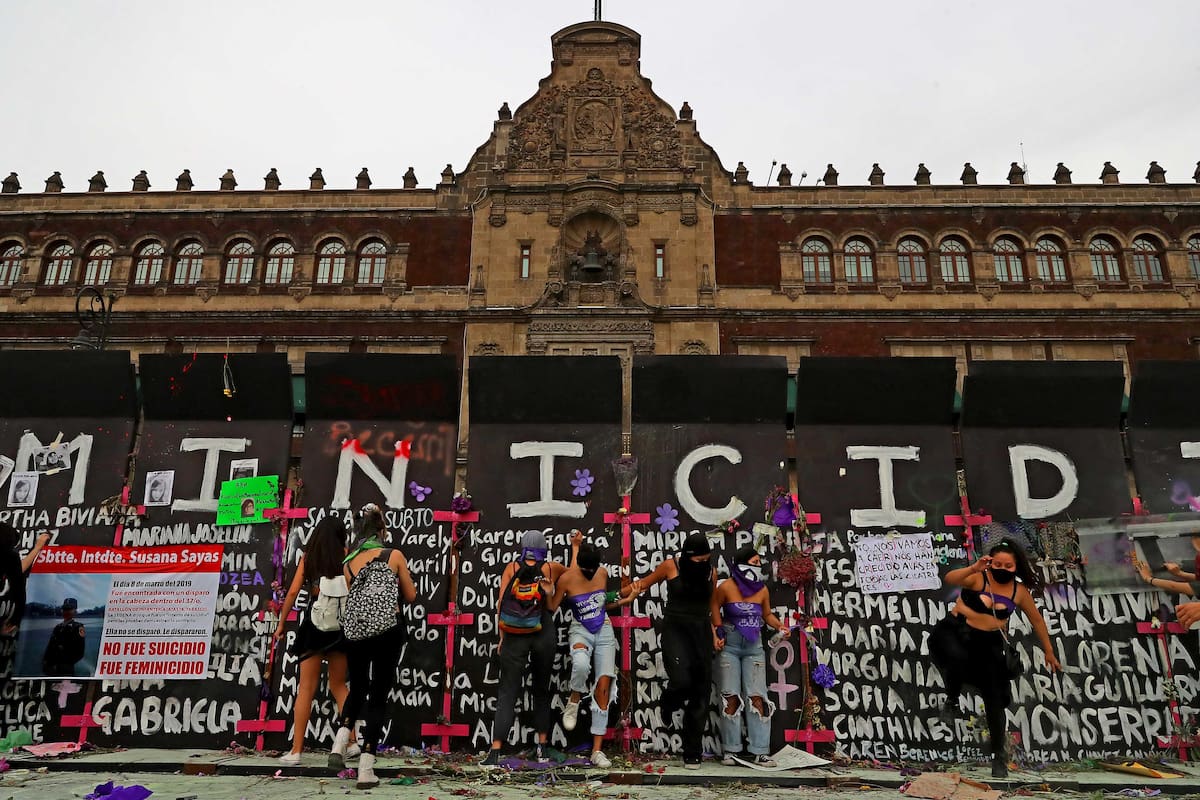 Retiran vallas de Palacio Nacional tras marcha del 8M