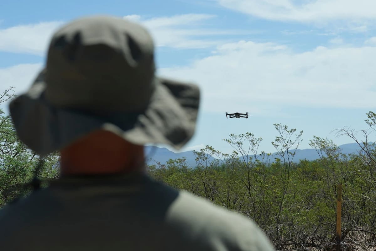 Un dron utilizado como tecnología de vigilancia es pilotado por un agente de la ley del condado de Cochise, el martes 29 de julio de 2025, en Sierra Vista, Arizona. | Crédito: AP/Ross D. Franklin