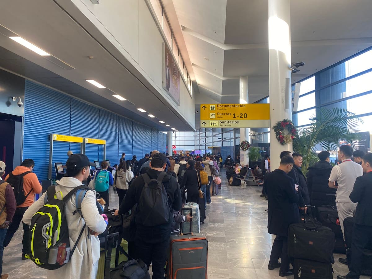 Viajeros que se disponían a partir desde la noche del martes vieron afectados sus itinerarios, al igual que quienes saldrían este miércoles hacia sus destinos. Foto: Emmanuel Castañeda