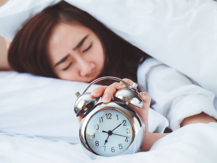 Qué pasa en tu cerebro cuando revisas el celular apenas suena la alarma