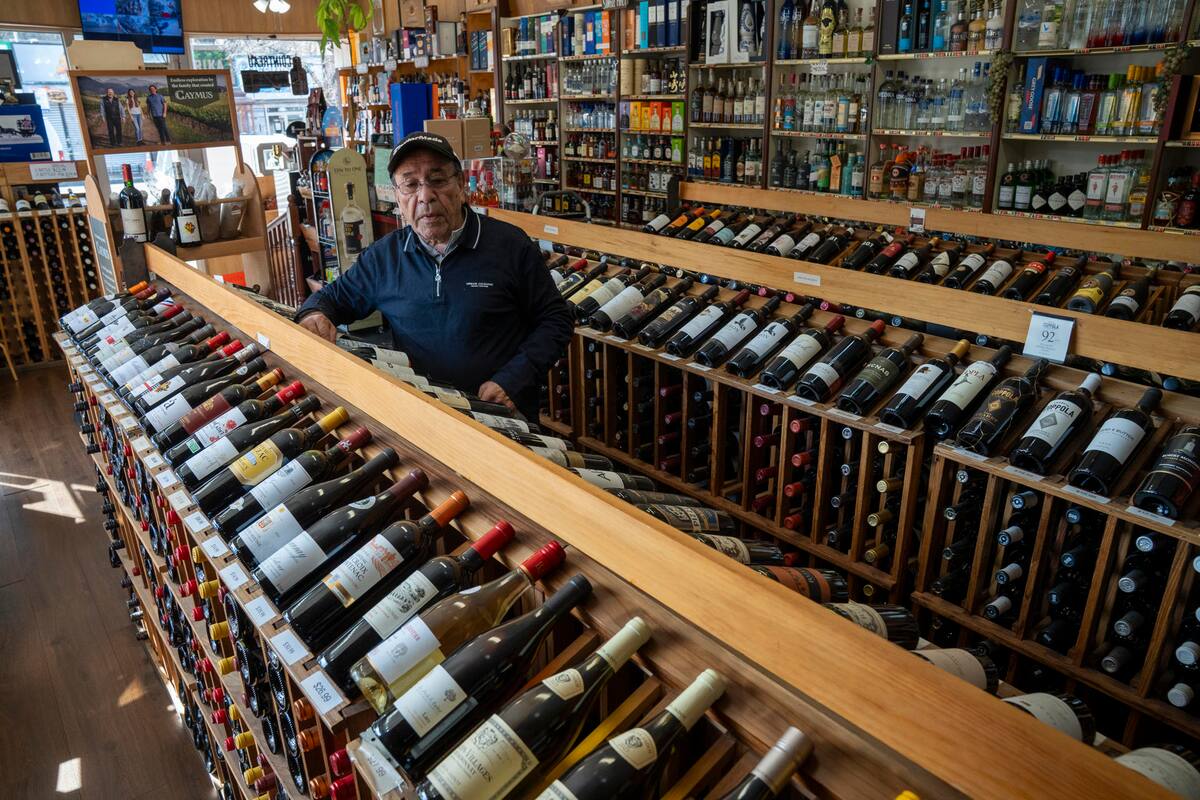 AME9018. NUEVA YORK (ESTADOS UNIDOS), 13/03/2025.- Miguel Cano posa en su tienda de licores este jueves, en Nueva York (Estados Unidos). El presidente estadounidense, Donald Trump, amenazó con imponer un arancel del 200 % al vino y al resto de bebidas alcohólicas procedentes de la Unión Europea (UE) en represalia por los planes de Bruselas de gravar las importaciones de whisky estadounidense, una medida que podría empeorar aún más la actual guerra comercial. EFE/ Angel Colmenares