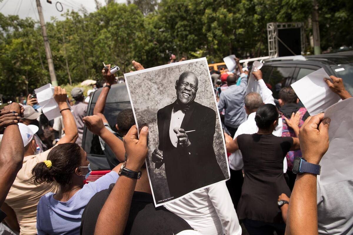 Cientos de personas acuden a despedir al merenguero dominicano Johnny Ventura