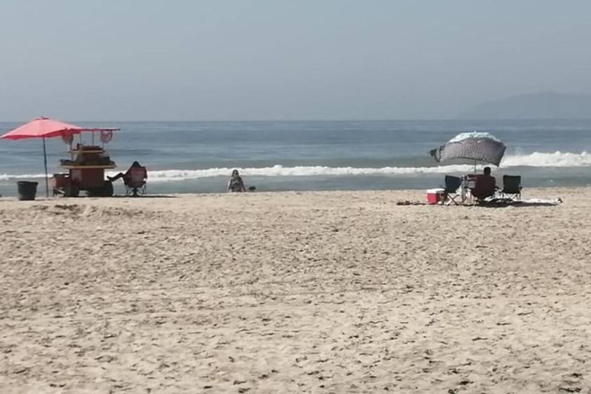 Visitantes siguen ignorando prohibición de entrar a playas de Rosarito por contaminación