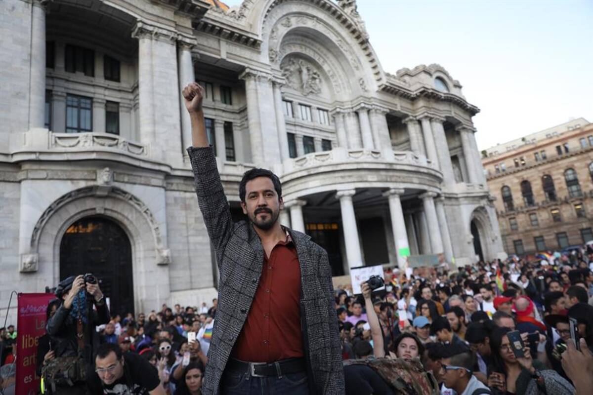 Protesta comunidad LGBT en apoyo del Zapata de Fabián Chairez frente a Bellas Artes