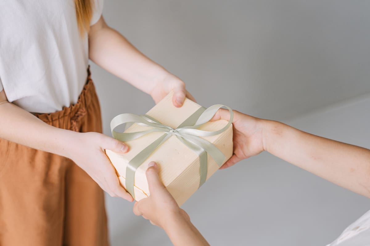 Regalar de segunda mano: por qué más personas lo eligen y qué dice la ciencia del consumo