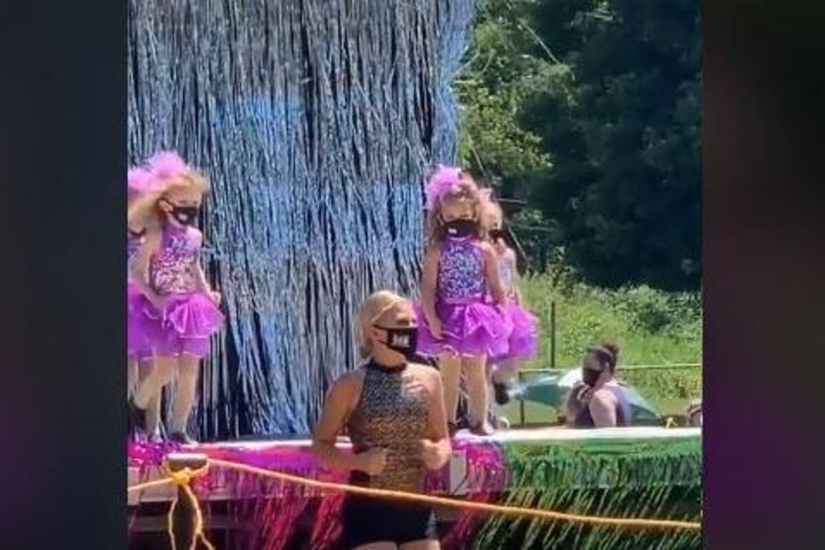 Niña de 4 años se viraliza en TikTok por no bailar en festival escolar