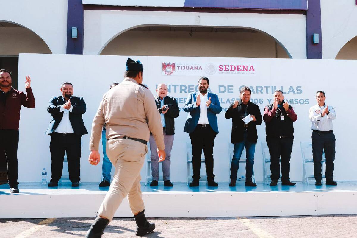 Autoridades entregan la cartilla militar.