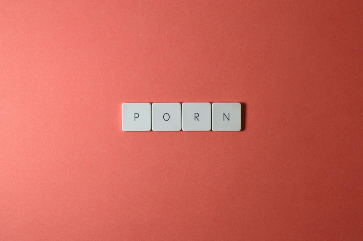 La HKU confirmó el sábado que solo había emitido una carta de advertencia al estudiante implicado y le exigió disculpas, lo que desató fuertes críticas entre la comunidad universitaria y organizaciones civiles. Foto: Pexels.