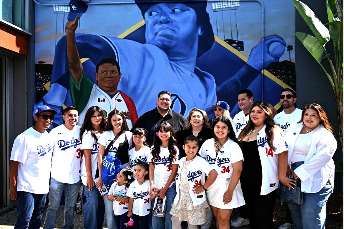 Dodgers pintan mural de Fernando Valenzuela en el Dodger Stadium y realizan homenaje al “Toro”