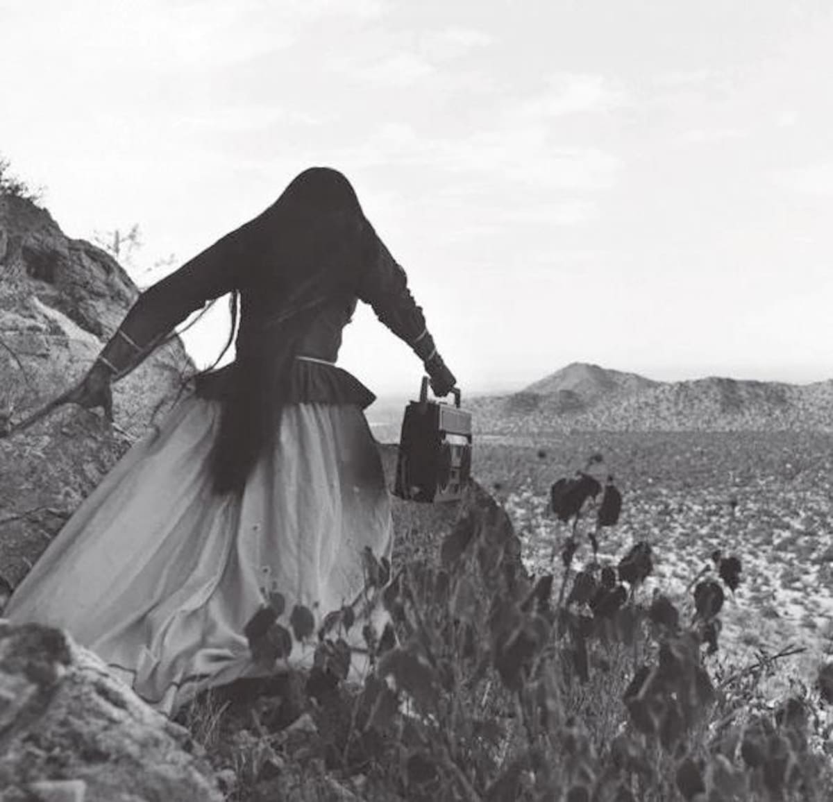 La imagen de una mujer seri cargando una grabadora forma parte de las fotografías de Graciela Iturbide. FOTO: ESPECIAL