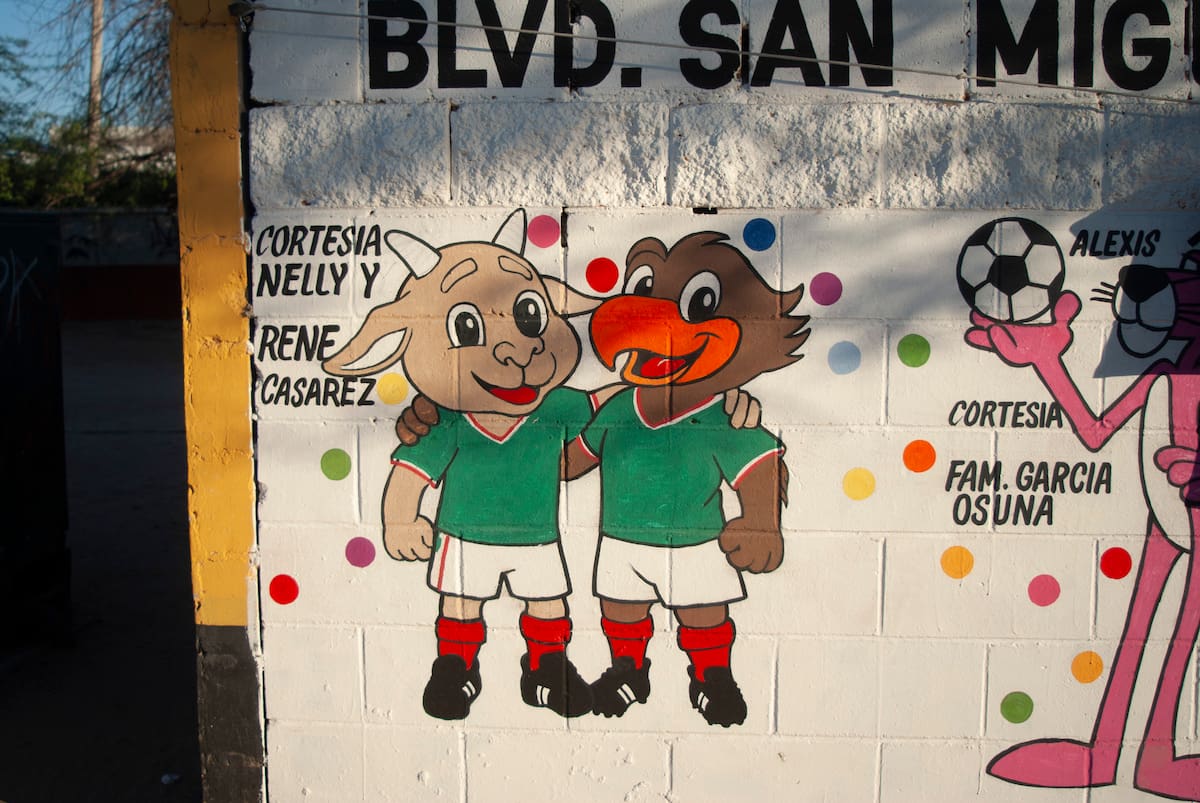 Don Ticho hizo que las mascotas de Chivas y América se unieran con el uniforme del Tri en la barda mundialista de Villa Verde. (Foto: Patrizio Caro)