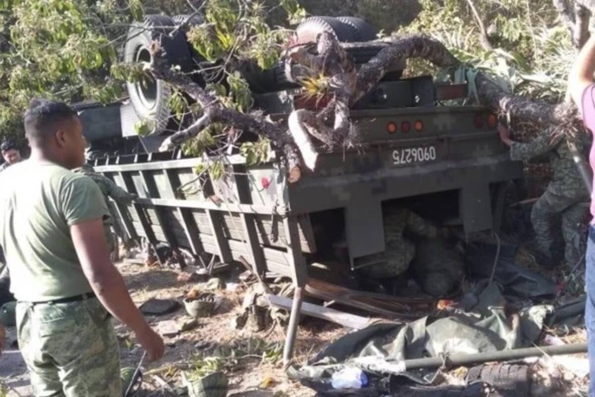 Tres muertos y 35 heridos tras volcadura de camión militar en Oaxaca