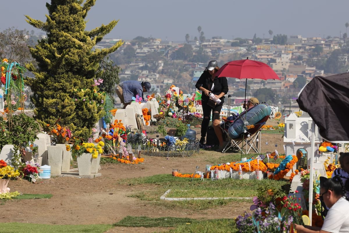 Los visitantes decoraron las tumbas con flores de cempasúchil y música de mariachis para recordar a sus seres queridos. Foto: Sergio Ortiz