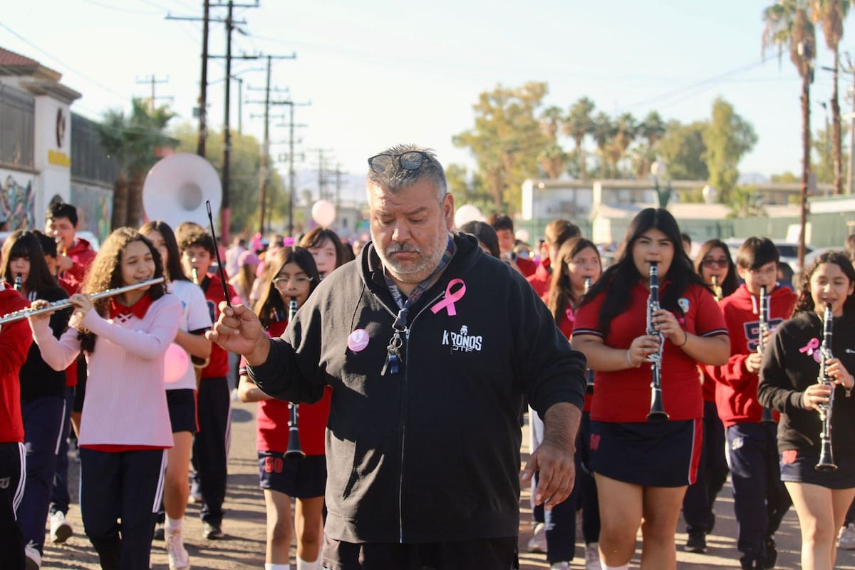 Realizan caminata por octubre rosa en colonia Guajardo