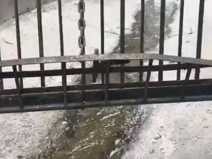 Vecinos denuncian fuga de agua sin solución en privada de Tijuana